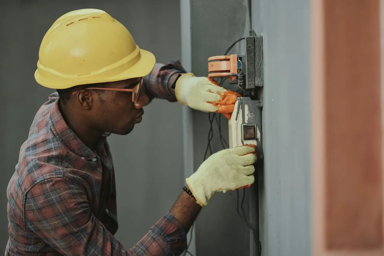 Installation technician at work in Mallorca