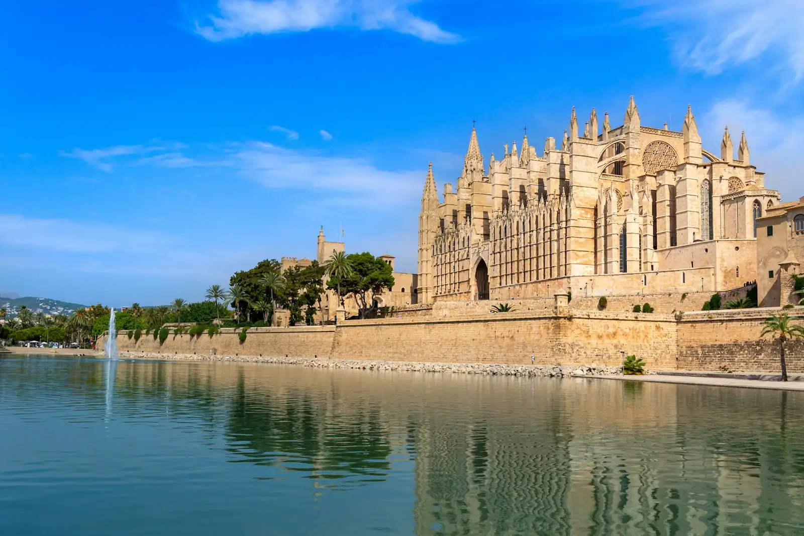 La Seu, la catedral de Palma de Mallorca, reflejada en el Parc de la Mar