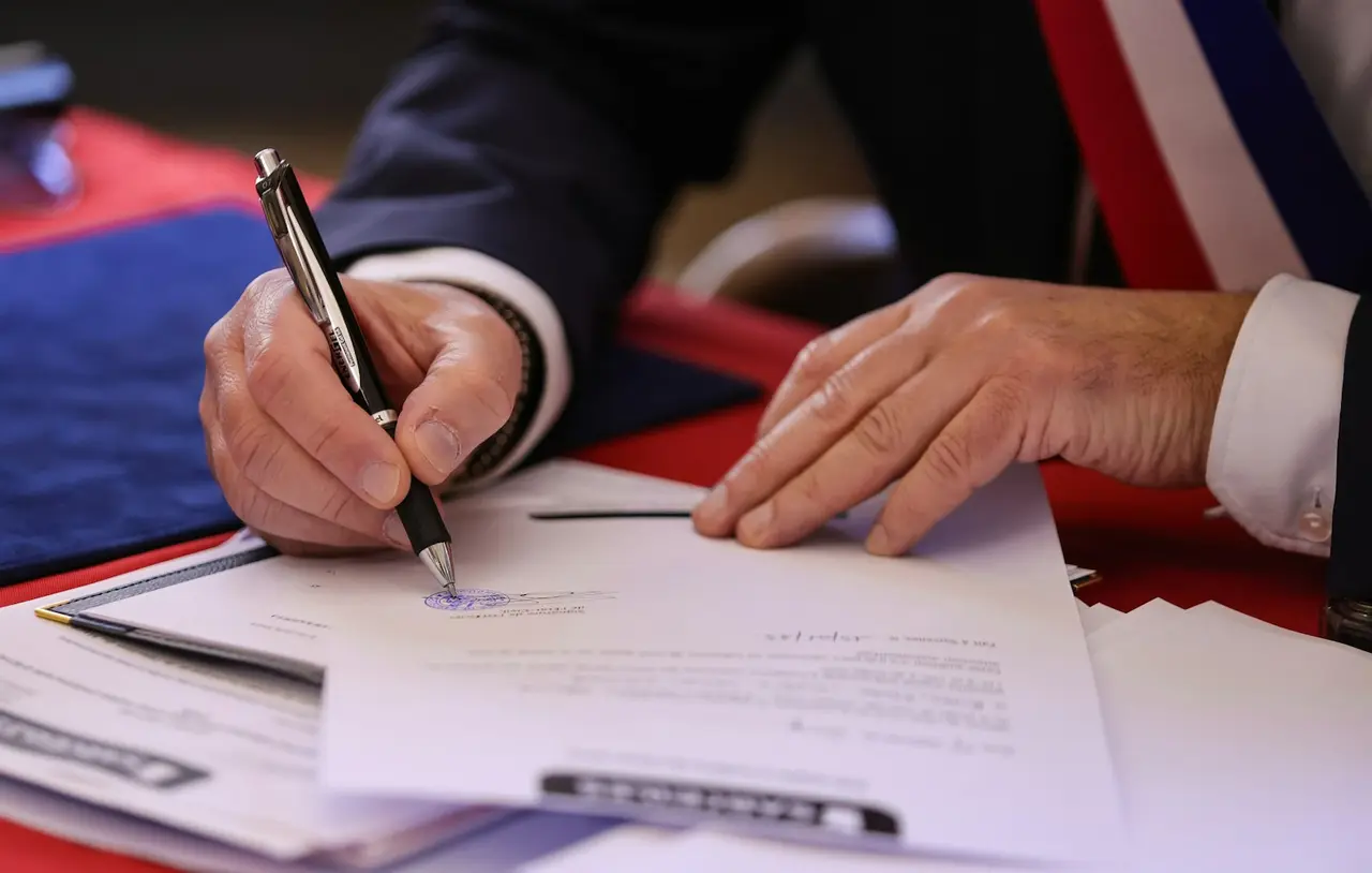 Firma de un documento oficial con sello, sobre subvenciones y Kit Digital